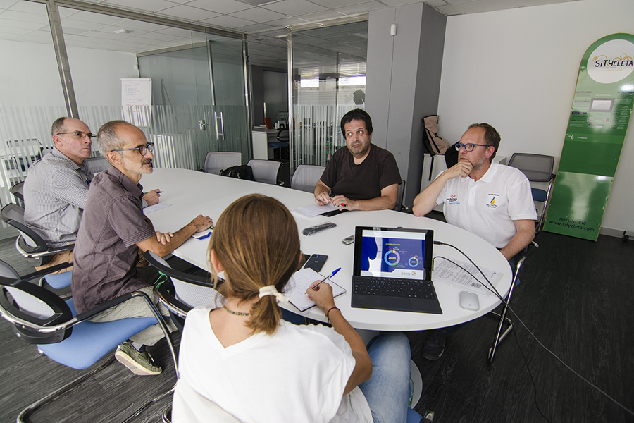 José Eduardo Ramírez mantiene un encuentro con el colectivo ¿Las Palmas en Bici¿ para abordar futuras actuaciones de movilidad