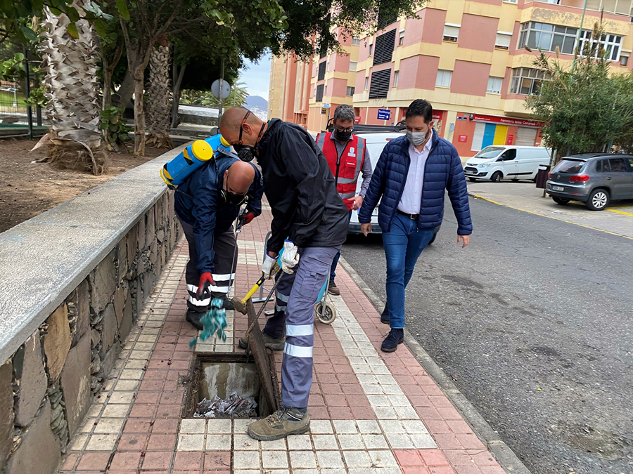 Salud Pública amplía los tratamientos antiplagas con pintura insecticida al barrio de Escaleritas
