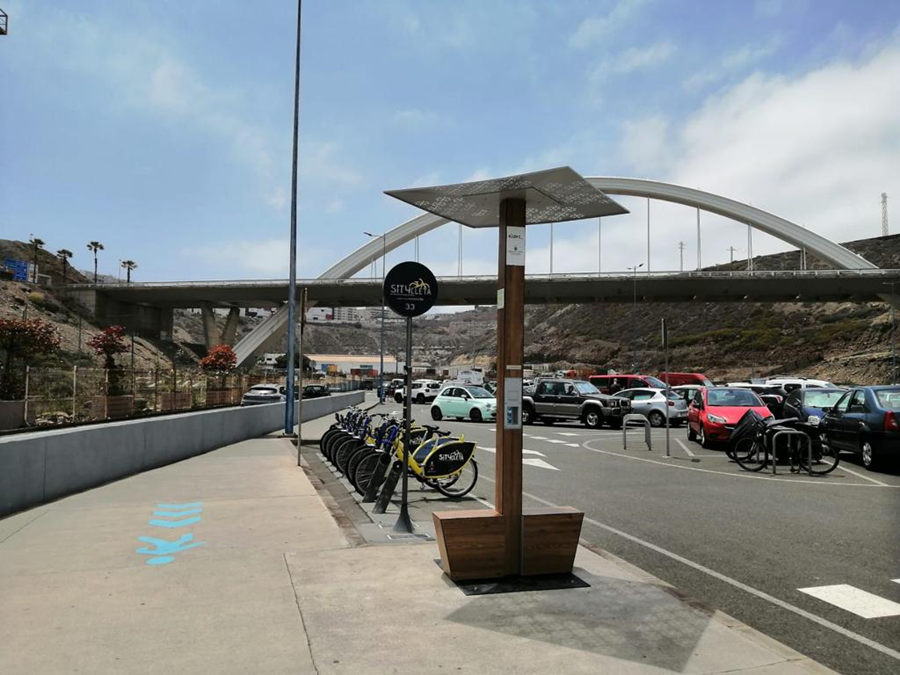 Sagulpa instala un tótem fotovoltaico para cargar dispositivos móviles de manera sostenible en el aparcamiento de El Rincón