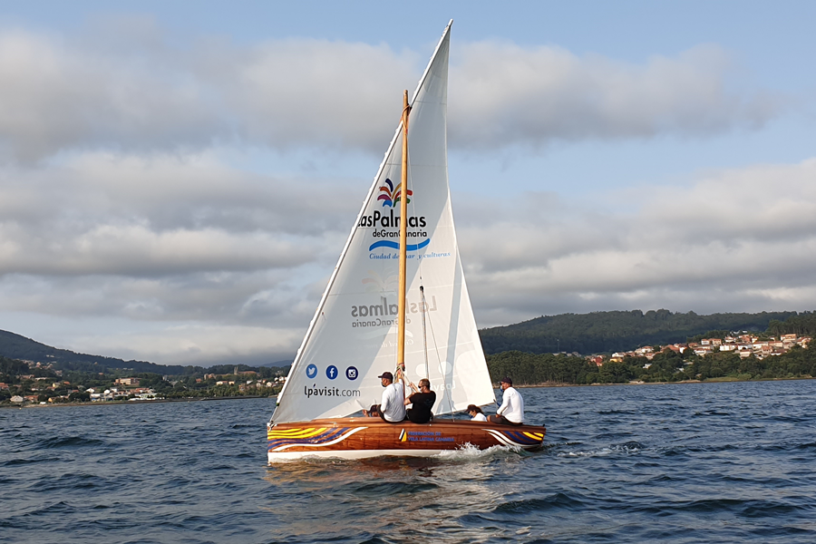 El bote de Vela Latina 'Las Palmas de Gran Canaria' navega en Cádiz para promocionar el deporte y la ciudad en Andalucía