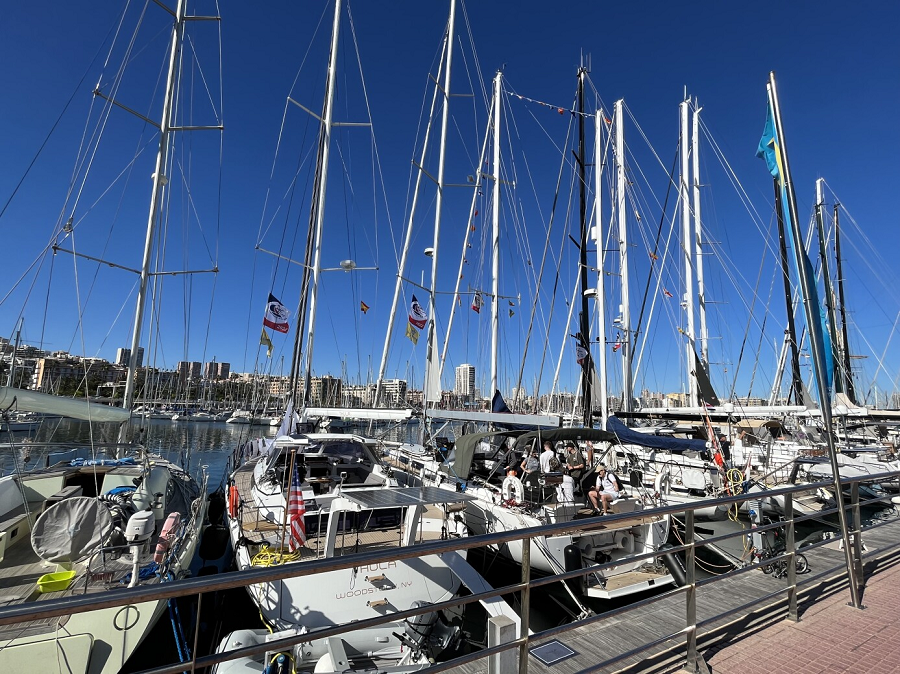 Veleros de la regata ARC 2022 atracados en el muelle