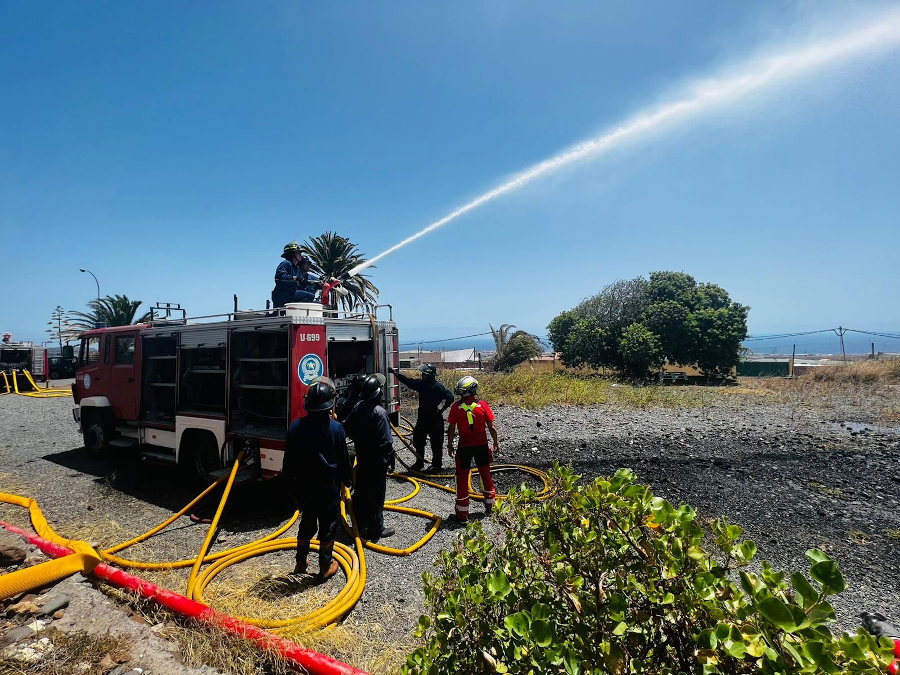 Los bomberos de nuevo ingreso finalizan su formación con prácticas en extinción de incendios antes de incorporarse al SEIS