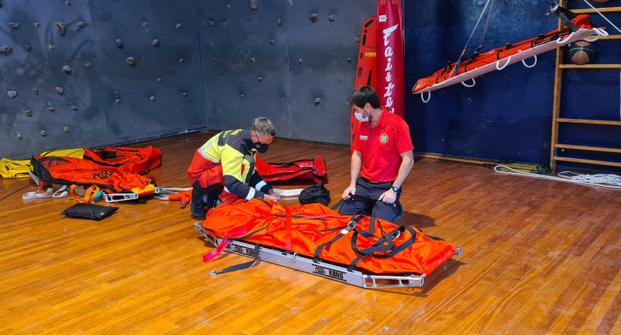 El servicio de Bomberos refuerza su equipamiento con nuevas camillas para diferentes tipos de rescate