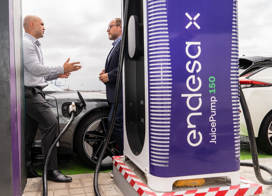 El Ayuntamiento aprueba la creación de más de 40 plazas de zona azul para instalar puntos de recarga para vehículos eléctricos