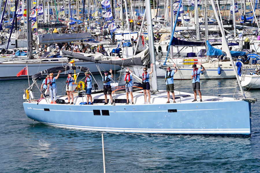 La flota de la 37 salida de la regata ARC se despide de Las Palmas de Gran Canaria con un gran ambiente y fuertes vientos