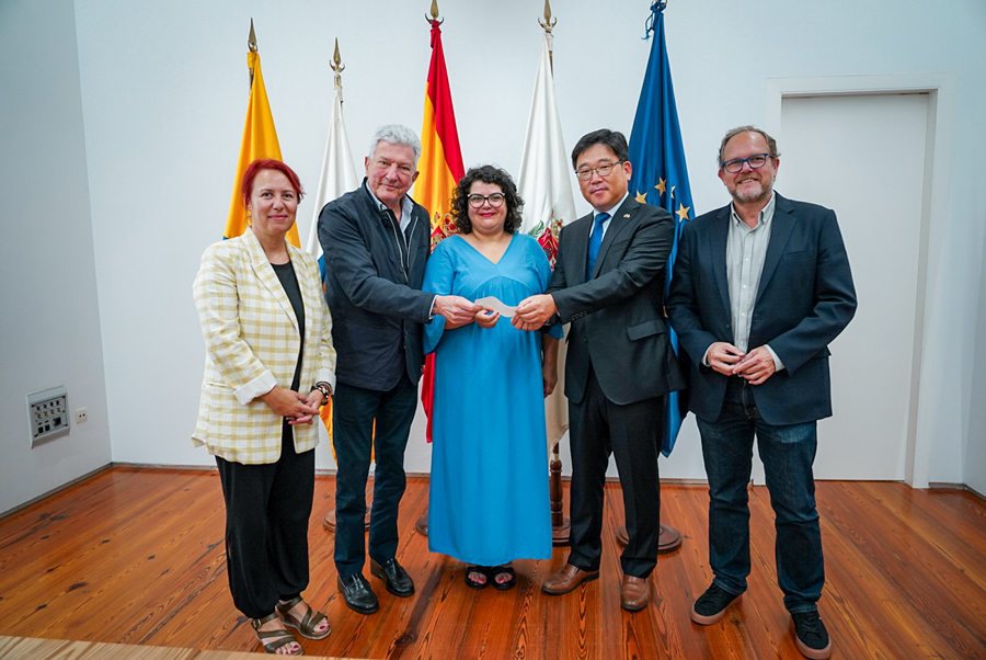 El Ayuntamiento y el Consulado de Corea entregan 6.550 euros al proyecto 'Conecta' de la asociación Tierra Bonita