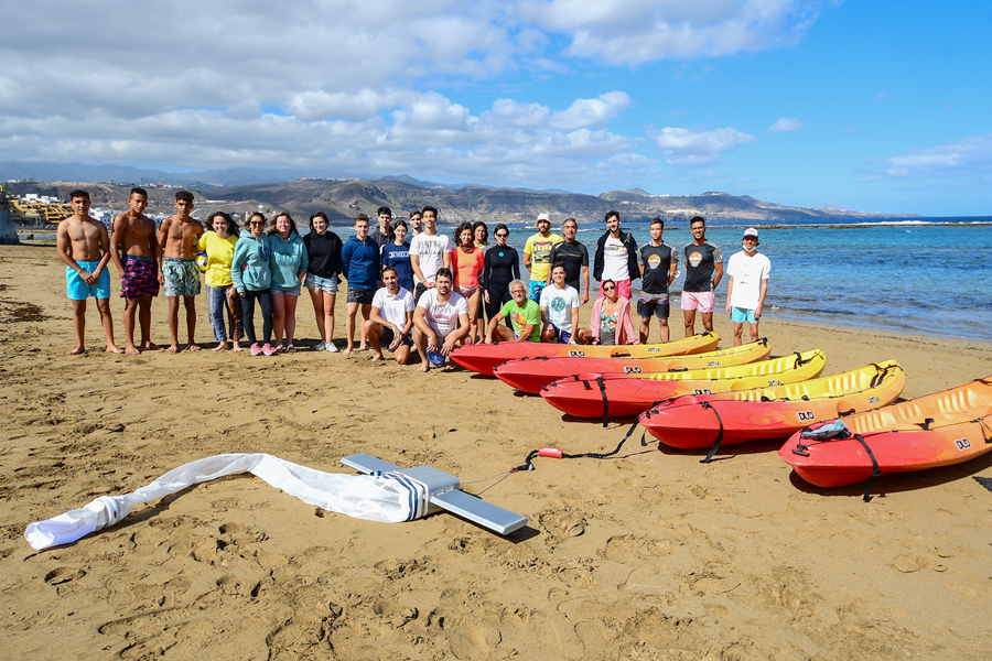 La campaña de recogida de microplásticos del proyecto Investiga en Las Canteras recibe el apoyo de más de 130 voluntarios