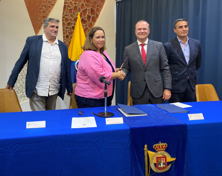 El Ayuntamiento firma el Protocolo de intenciones con el Real Club Náutico que permitirá ampliar el Paseo Marítimo de la capital