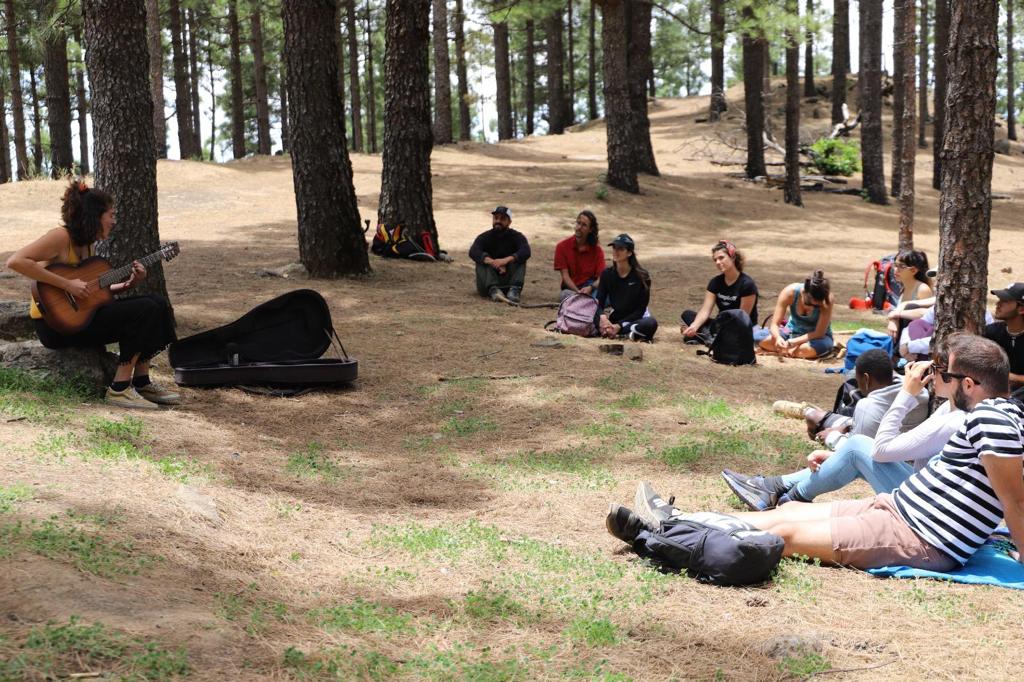El Ayuntamiento invita a 30 jóvenes a practicar senderismo y disfrutar de la música en medio de la naturaleza