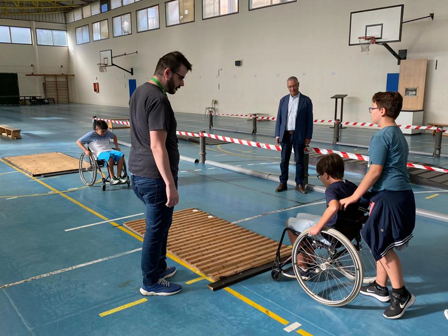 El Ayuntamiento realiza un taller con alumnos de Secundaria para que experimenten la realidad cotidiana de las personas con discapacidad y diversidad funcional