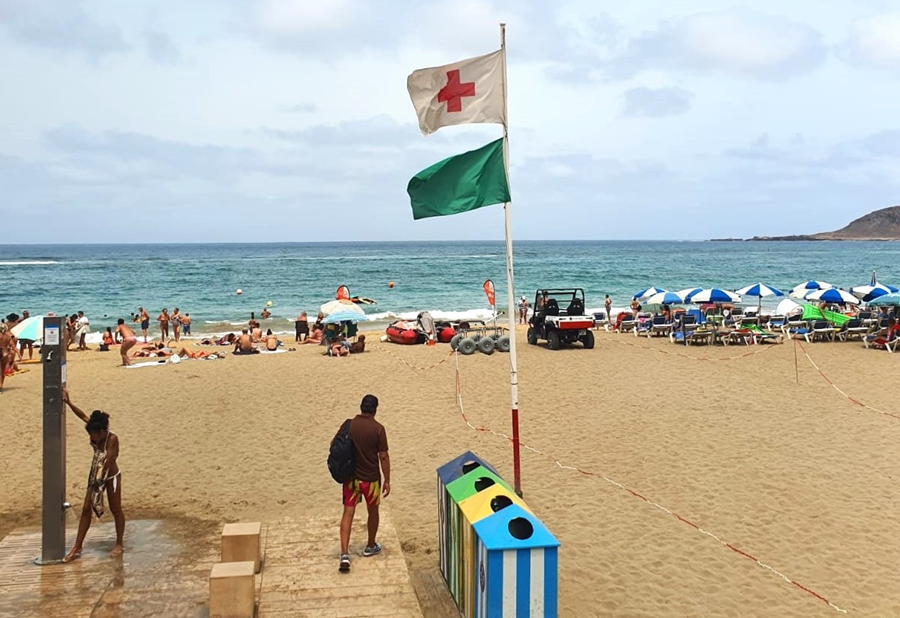 La Playa de Las Canteras iza la bandera verde tras el episodio de arribazón de microalgas