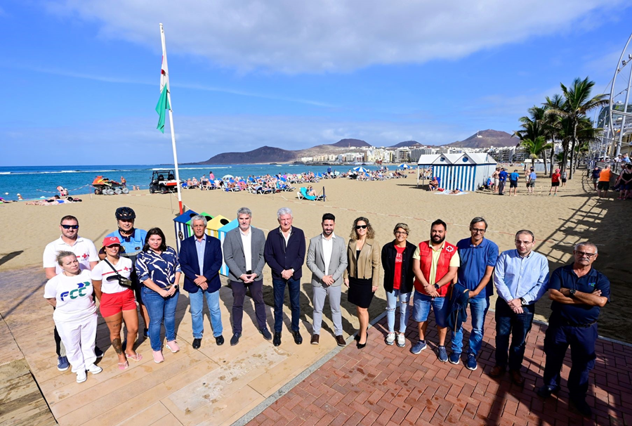La playa de Las Canteras revalida su nivel de excelencia e iza la Q de Calidad Turística y las banderas de Gestión Ambiental y Accesibilidad Universal