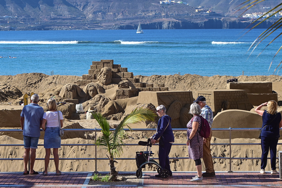 El suplemento El Viajero de El País recomienda pasar la Navidad en la playa de Las Canteras en Las Palmas de Gran Canaria