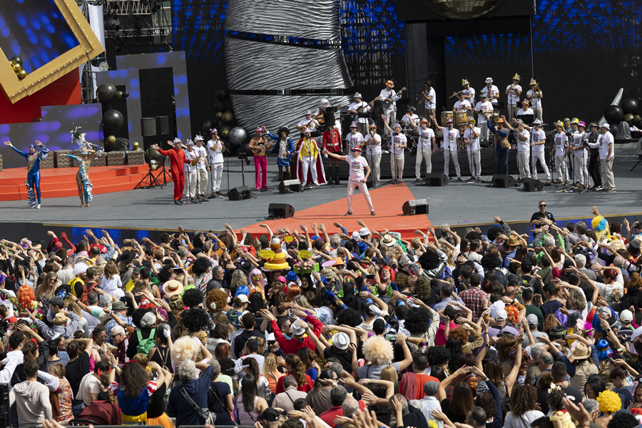 28.000 personas celebran la mañana del día grande de «Studio 54», el Martes de Carnaval