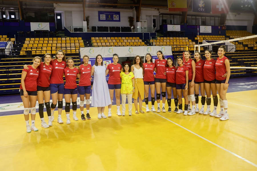 Darias da la bienvenida a la Selección de Voleibol Femenino que disputa en la ciudad un torneo para preparar el Campeonato de Europa