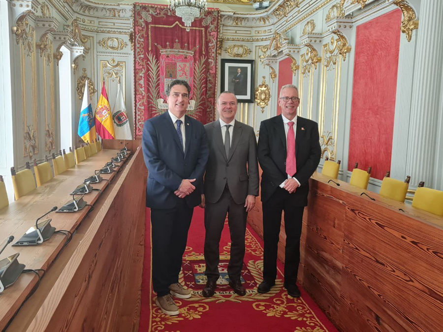 Hidalgo mantiene un encuentro con el embajador de Suiza en España