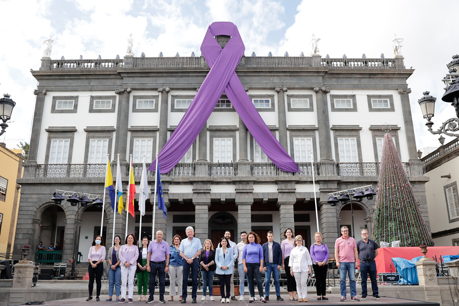El Ayuntamiento despliega un gran lazo morado en las Casas Consistoriales por el 25N: Día Internacional para la Eliminación de la Violencia contra las Mujeres