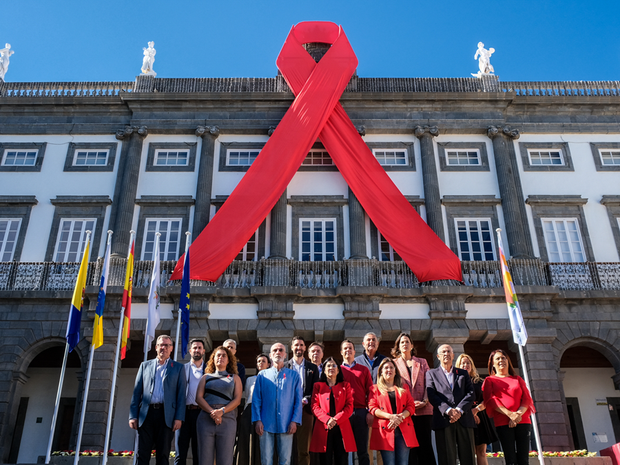 El Ayuntamiento extiende un gran lazo rojo en las Casas Consistoriales para conmemorar el Día Mundial del Sida