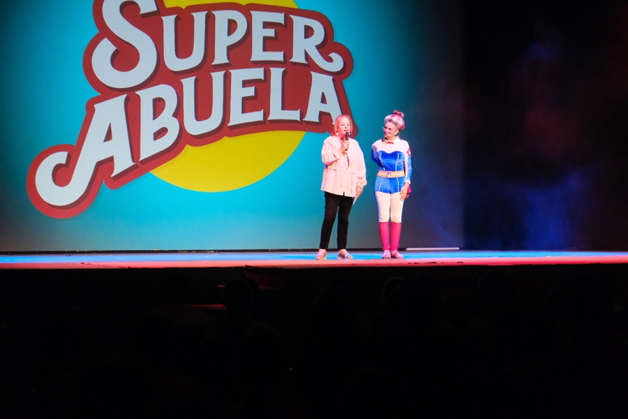 El Ayuntamiento organiza una obra de teatro para más de 300 niños con motivo del Día Mundial de la Infancia