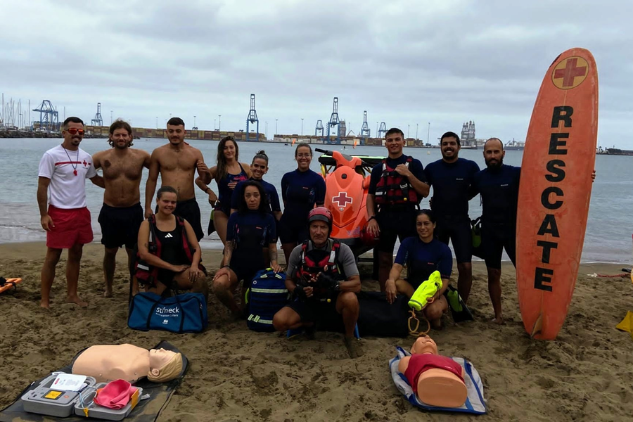 El PFAE 'La Maresía' comienza su trabajo en colaboración con la Cruz Roja en las playas de la capital