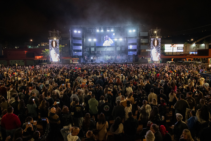 El público responde con fuerza en las primeras noches de Carnaval en el entorno de la plaza de la Música