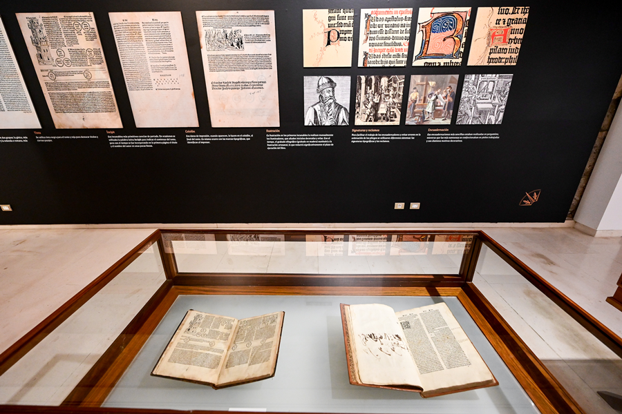 La exposición 'Verba Volant, scripta manent' muestra en el Castillo de Mata los tesoros de la primera Biblioteca Municipal de la ciudad