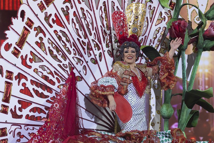 Manuela Teno Nevado se corona como Gran Dama del Carnaval de «Studio 54»