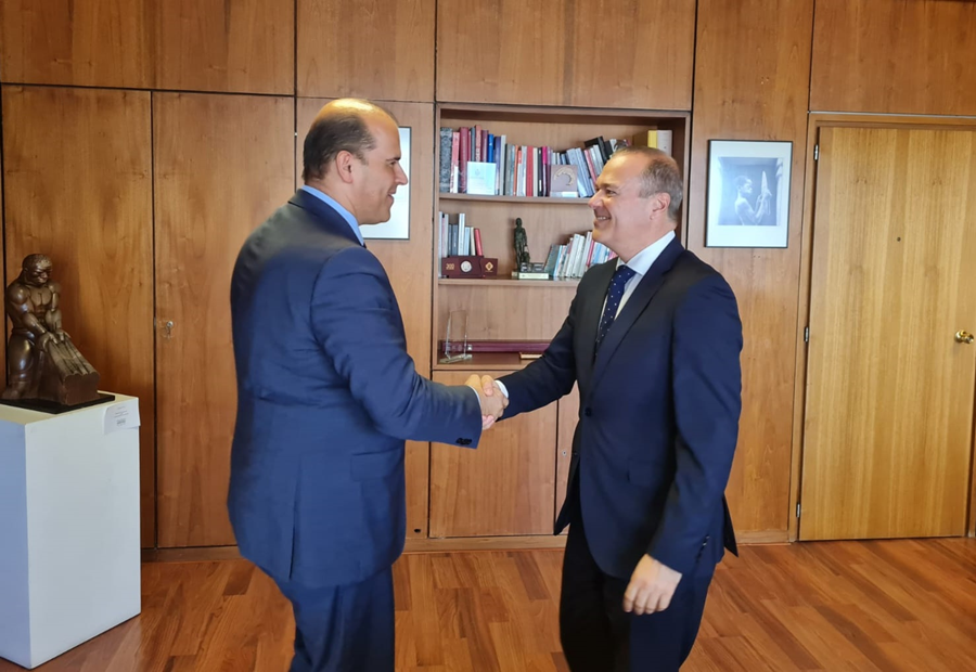 Hidalgo mantiene un encuentro con el director territorial de CaixaBank en Canarias
