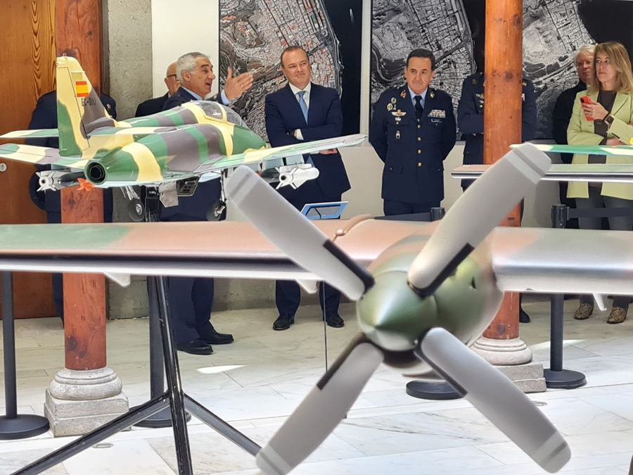 Hidalgo inaugura una exposición que, a través de 21 piezas, recorre los entresijos históricos de la Aviación Militar en España