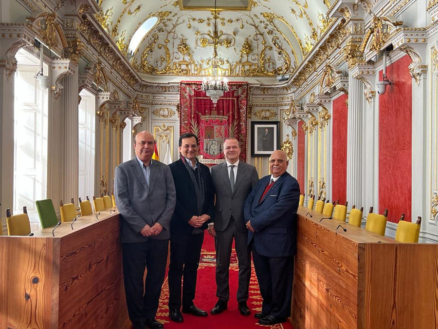 El alcalde mantiene un encuentro con el embajador de la India en España