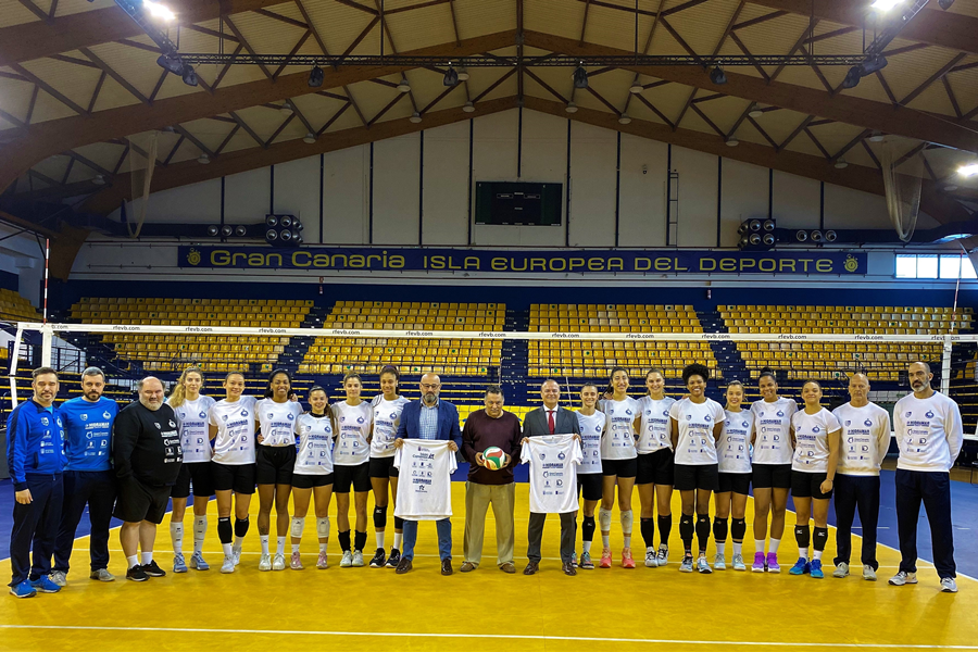 Hidalgo anima a la plantilla del CV Hidramar Gran Canaria en su participación en la Copa de la Reina de voleibol
