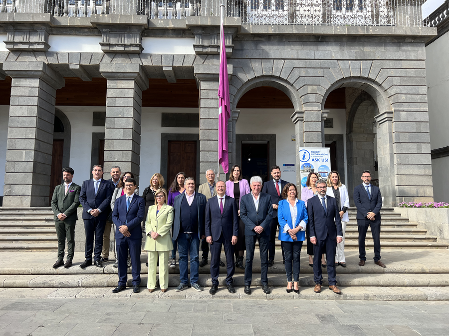 El Ayuntamiento iza la bandera feminista en las Casas Consistoriales en conmemoración del Día Internacional de la Mujer