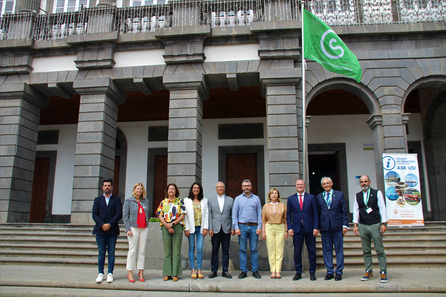 El Ayuntamiento iza la bandera de la AECC por la lucha contra el cáncer en las Casas Consistoriales
