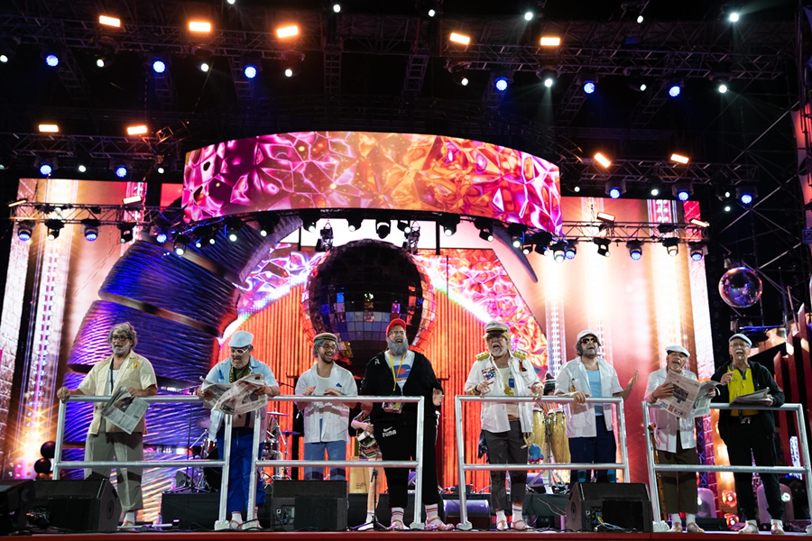 El Carnaval vive su noche más gamberra con las chirimurgas
