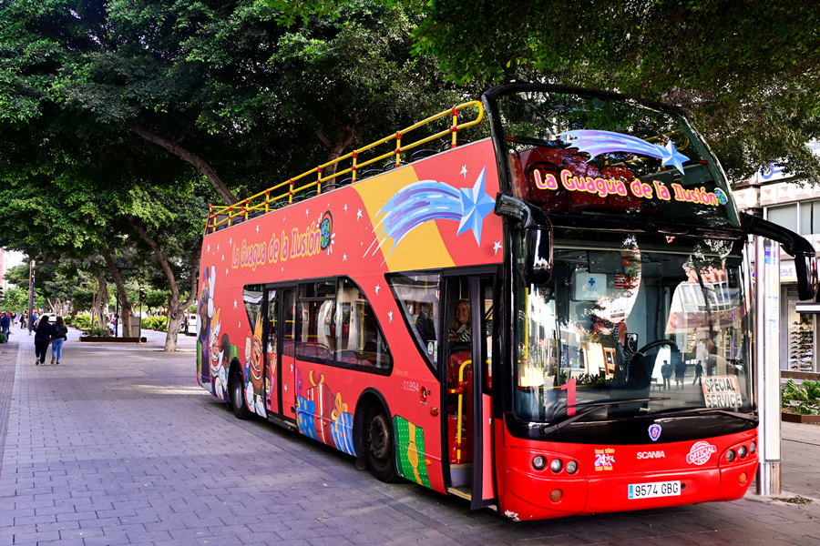 La guagua turística se suma a la Navidad solidaria con 'La Guagua de la ilusión' a beneficio de Pequeño Valiente y la Casa de Galicia