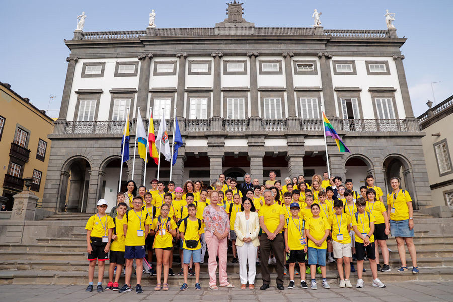 La alcaldesa Darias recibe a 43 escolares que participan en las finales de las V Olimpiadas Matemáticas Nacionales en categoría alevín