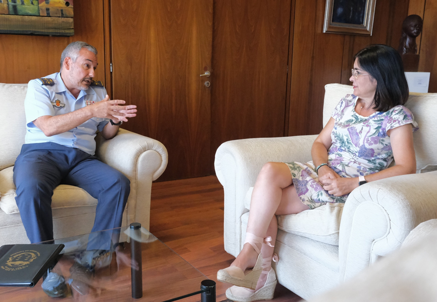 La alcaldesa Darias mantiene un encuentro con Francisco Javier Vidal, jefe del Mando Aéreo de Canarias (MACAN)