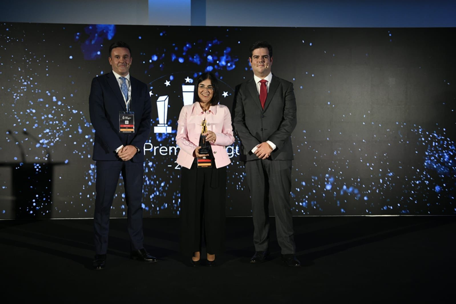 La alcaldesa recoge el premio a la mejor 'colaboración público-privada' que concede la publicación iAgua a EMALSA
