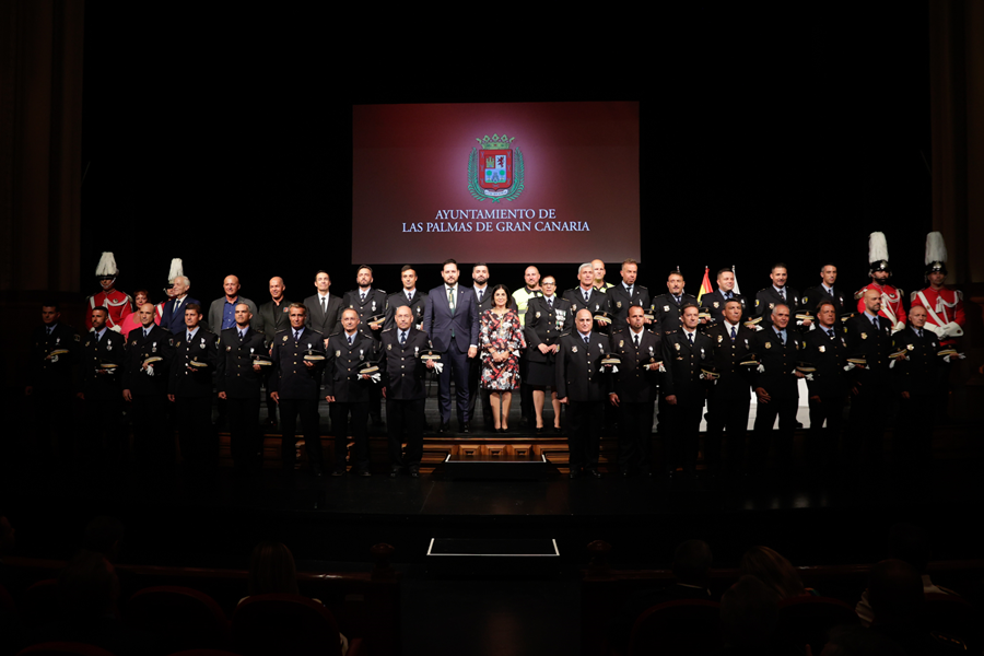 La alcaldesa Darias resalta la modernización de la Policía Local en la entrega de medallas por el patrón del Cristo de la Vera Cruz