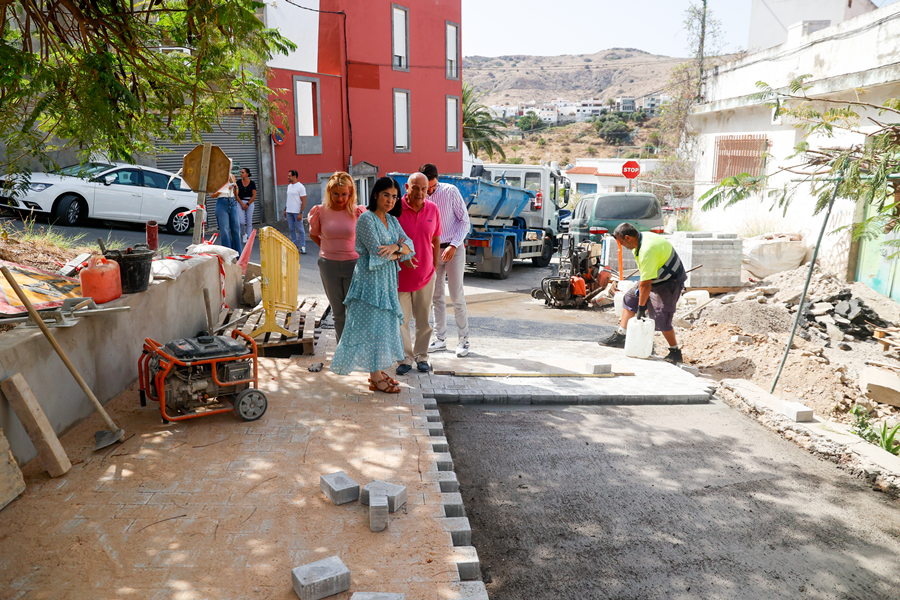 La alcaldesa supervisa obras de repavimentación y de mejora de las infraestructuras en El Román