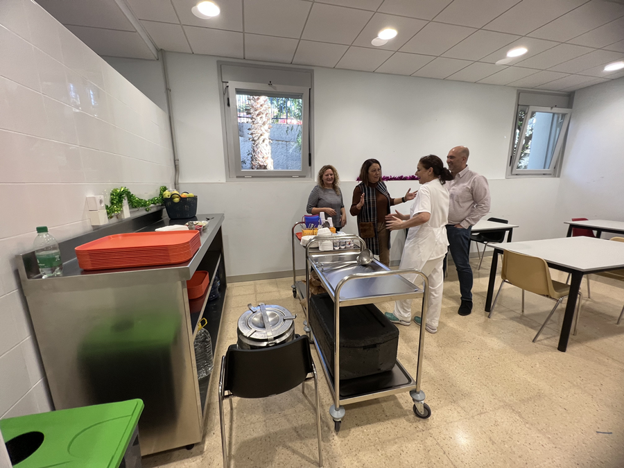 El Ayuntamiento abre en el centro de la antigua fábrica de hielo el servicio de alimentación para personas vulnerables