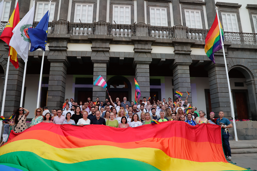 Las Casas Consistoriales se iluminan con los colores de la bandera LGTBI