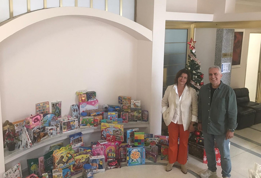 El Distrito Centro y el CEIP Giner de los Ríos entregan un centenar de juguetes a la Casa Galicia para la campaña '+ que Reyes'