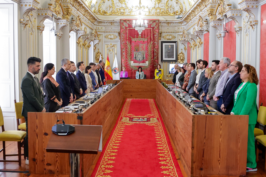 El Pleno del Ayuntamiento guarda un minuto de silencio en memoria de Jerónimo Saavedra