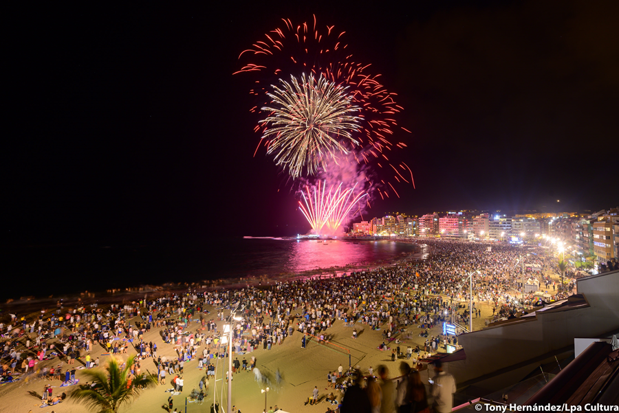 Con conciertos en los dos extremos del paseo, Las Canteras brilla en la noche de San Juan