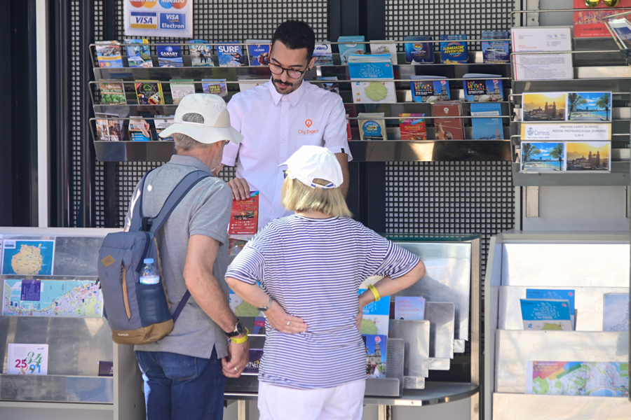 Música tradicional y productos canarios para celebrar el Día de Canarias en los puntos de información y en la guagua turística