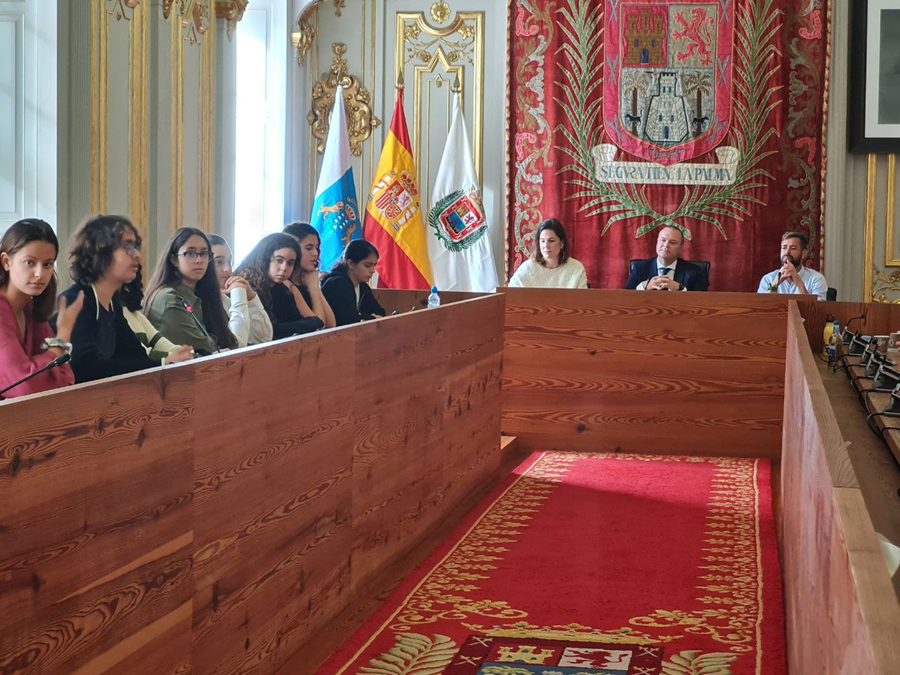 Hidalgo preside un pleno en el que participan 48 alumnos de los IES Embajadores del Parlamento Europeo de la ciudad