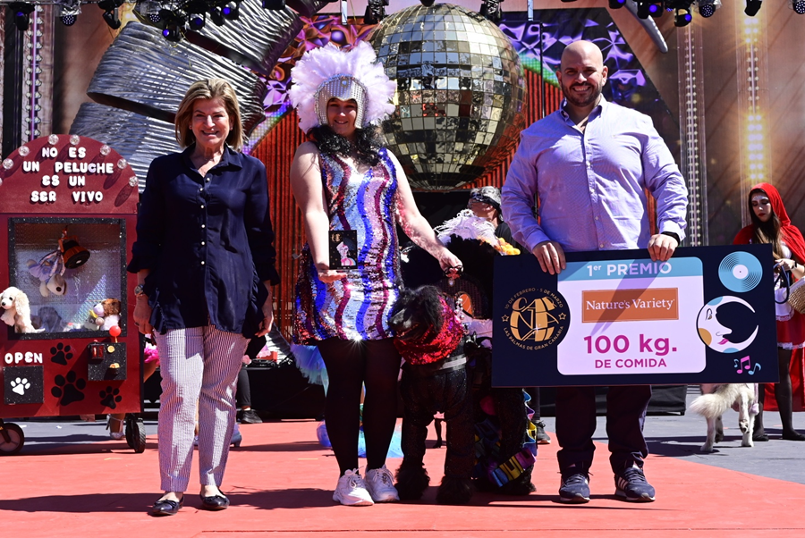 Channel vuelve a subirse al trono del Carnaval Canino con la fantasía «Platinium»