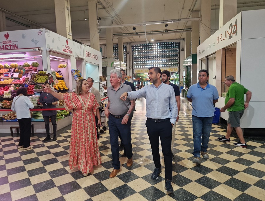 Pedro Quevedo supervisa las obras del Mercadona en el Mercado Central de la capital