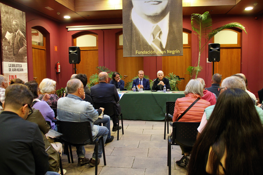 Augusto Hidalgo presenta el cómic biográfico del médico y político grancanario Juan Negrín
